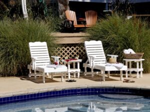 chaise lounge chairs